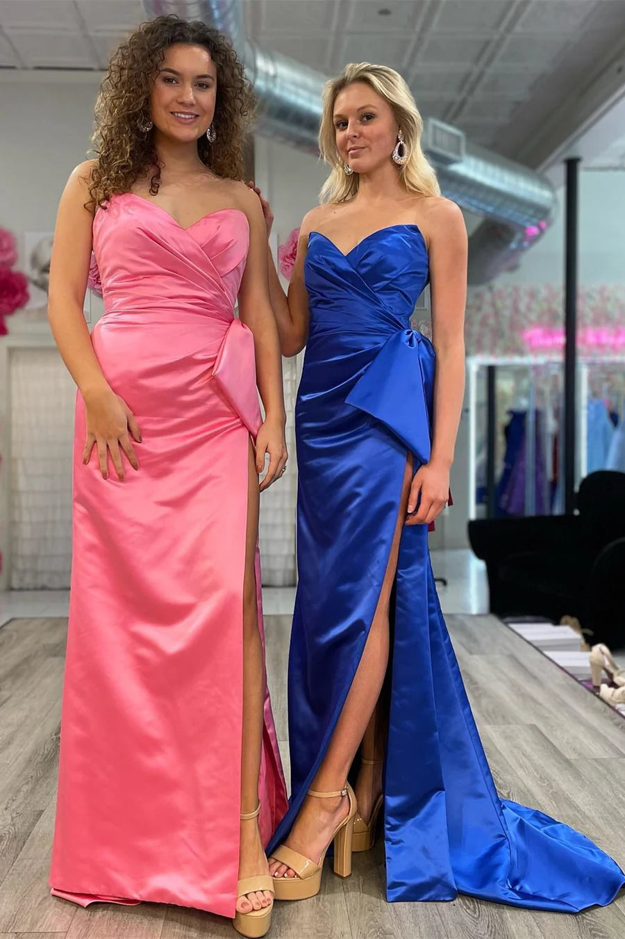 Vestido de fiesta de satén sin tirantes, corte sirena, abertura y lazo grande