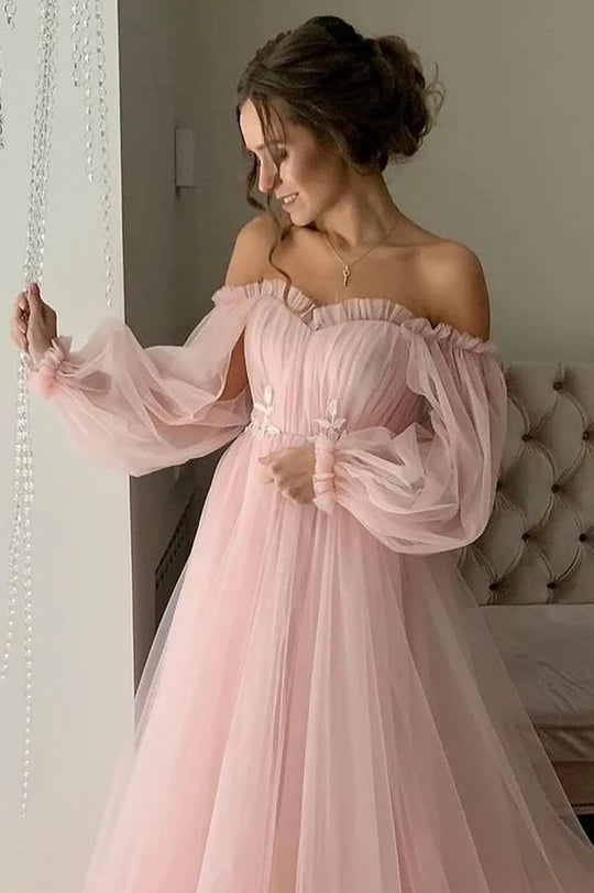 Robe de bal trapèze en tulle à volants, manches longues et épaules dénudées