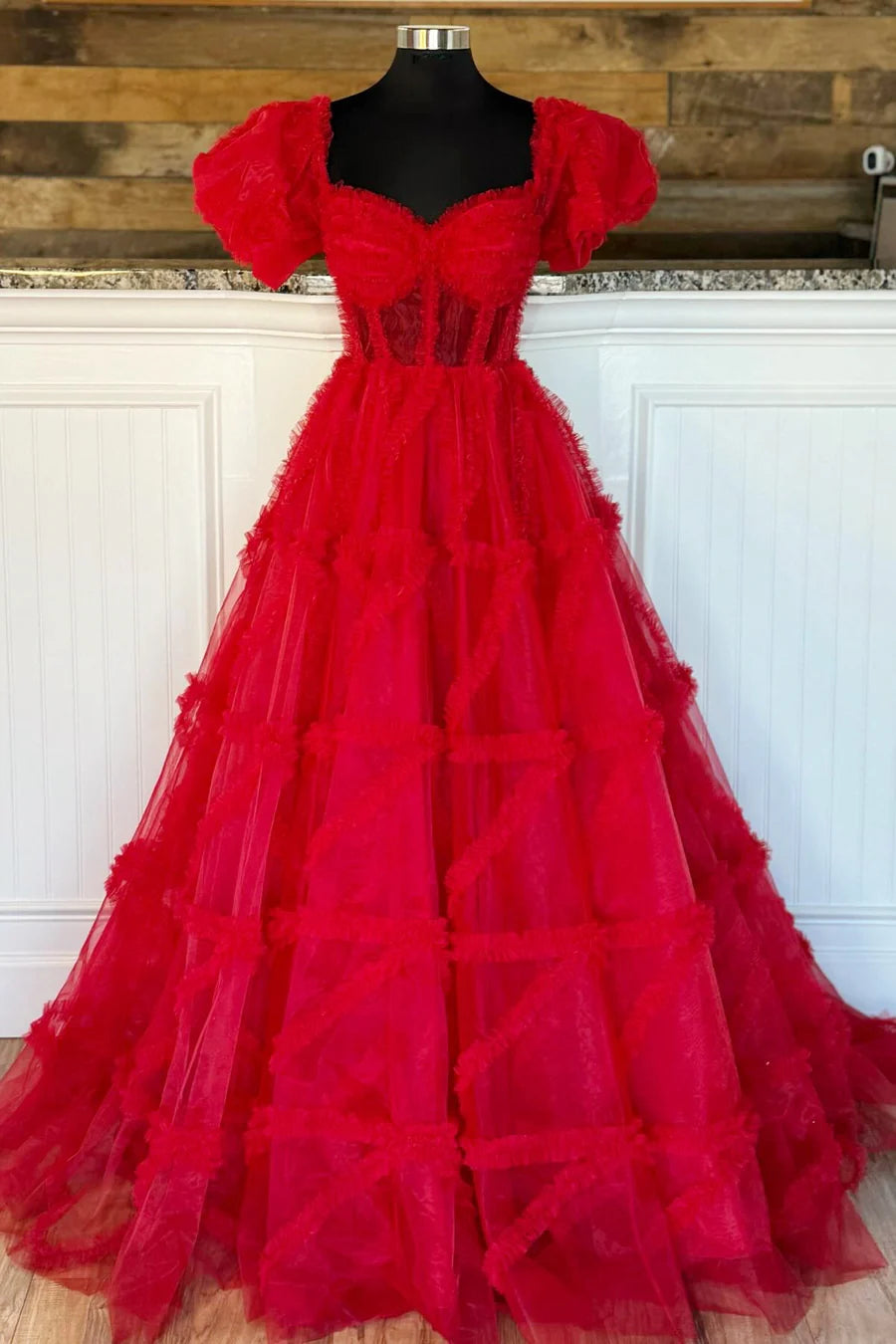 Robe de bal trapèze à volants transparents et manches bouffantes avec corset