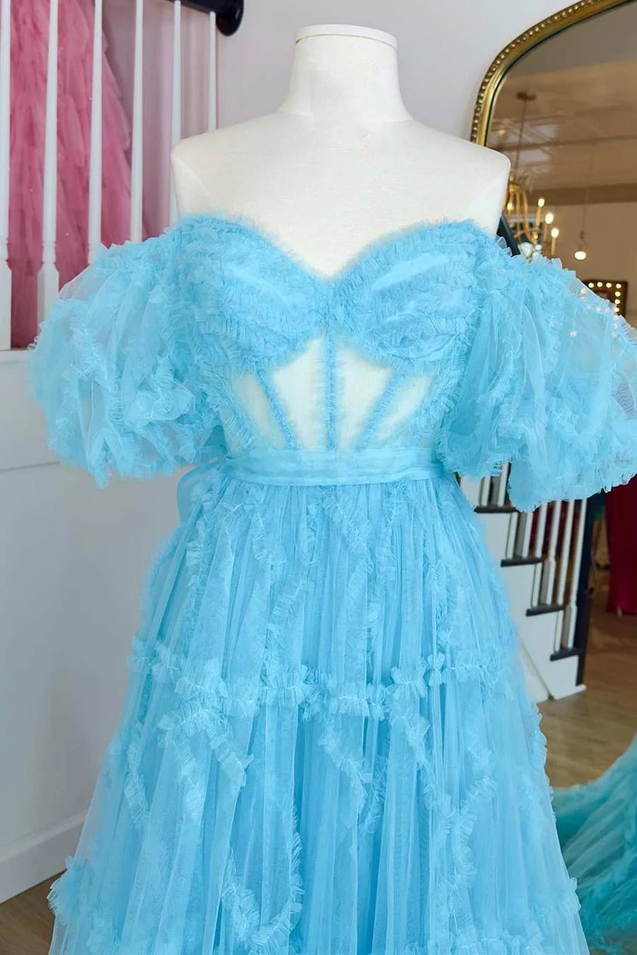 Robe de bal trapèze à volants transparents et manches bouffantes avec corset