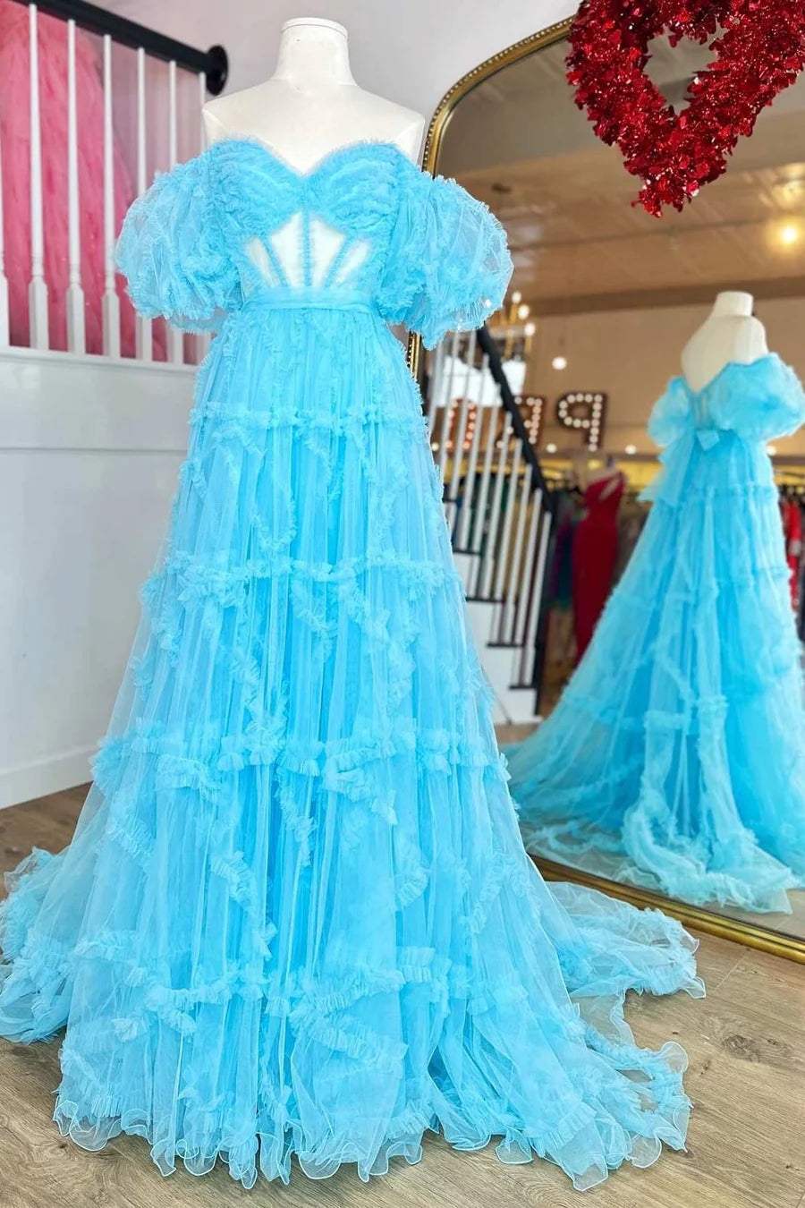 Robe de bal trapèze à volants transparents et manches bouffantes avec corset