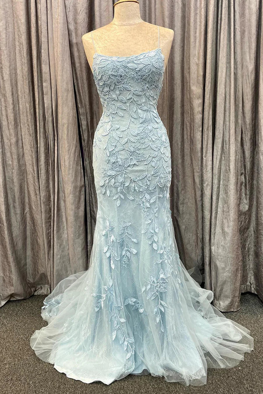 Vestido de fiesta largo de sirena con tirantes finos, espalda descubierta y apliques, con cola