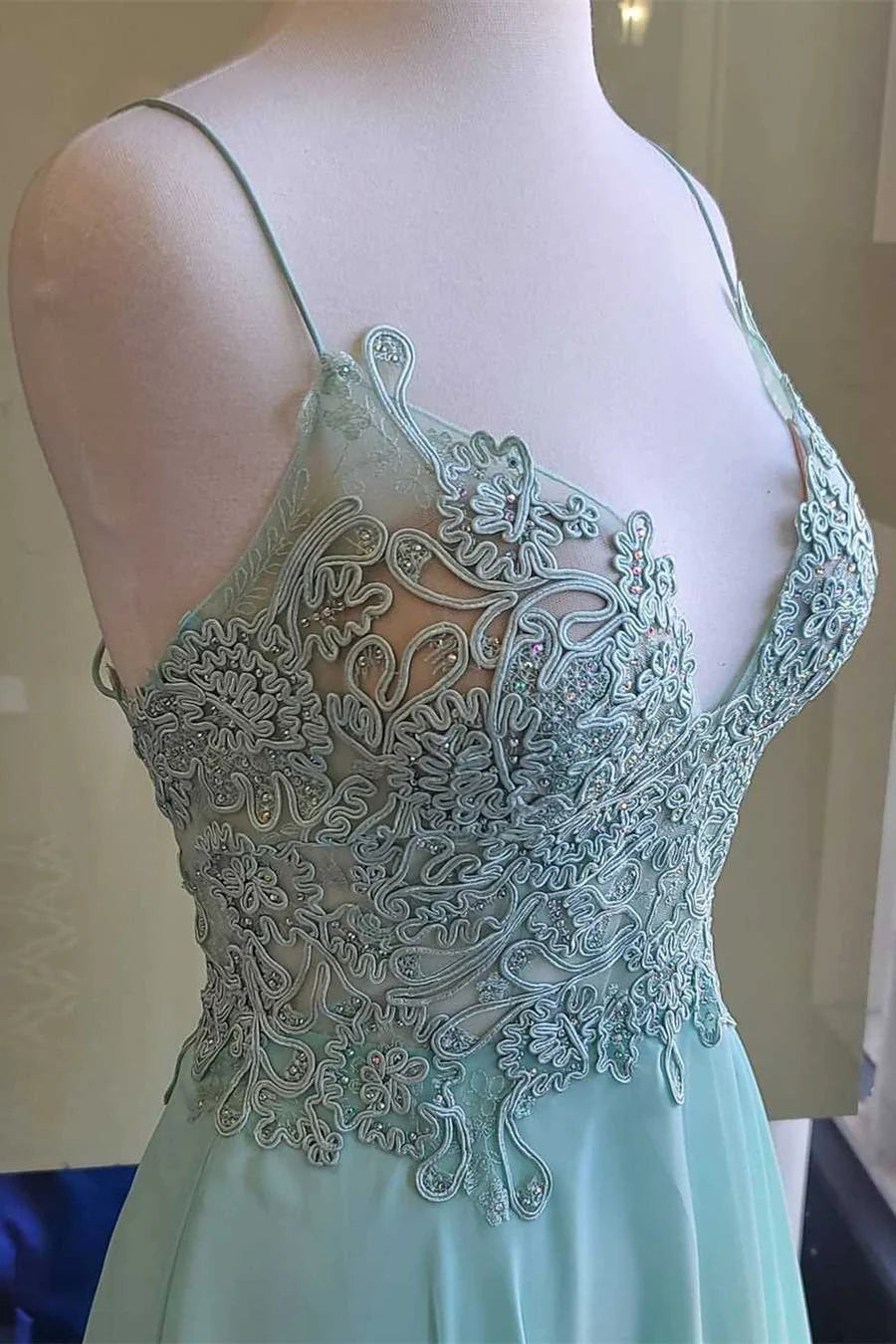 Robe de bal longue en mousseline de soie avec appliques et coupe trapèze