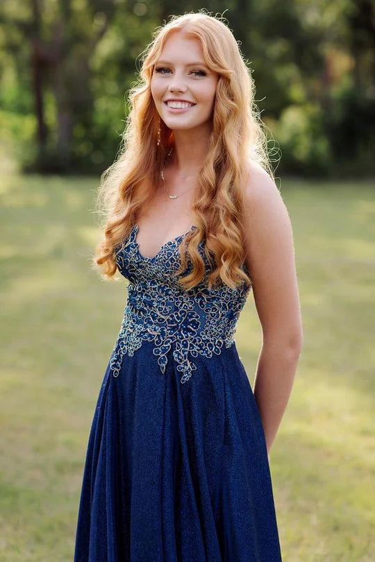 Robe de bal longue trapèze à bretelles et appliques