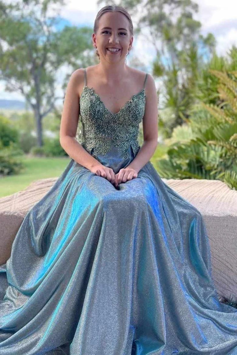 Robe de bal longue trapèze à bretelles et appliques