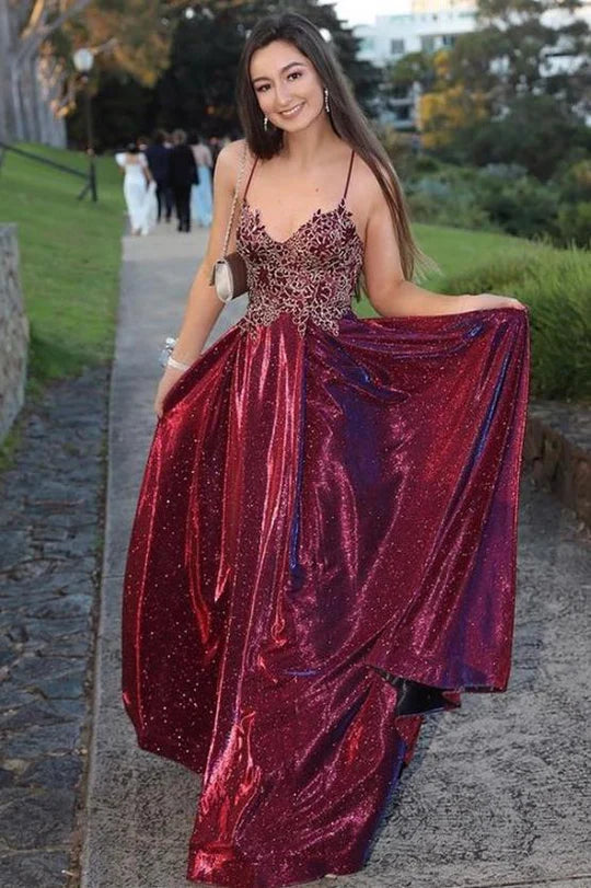 Robe de bal longue trapèze à bretelles et appliques