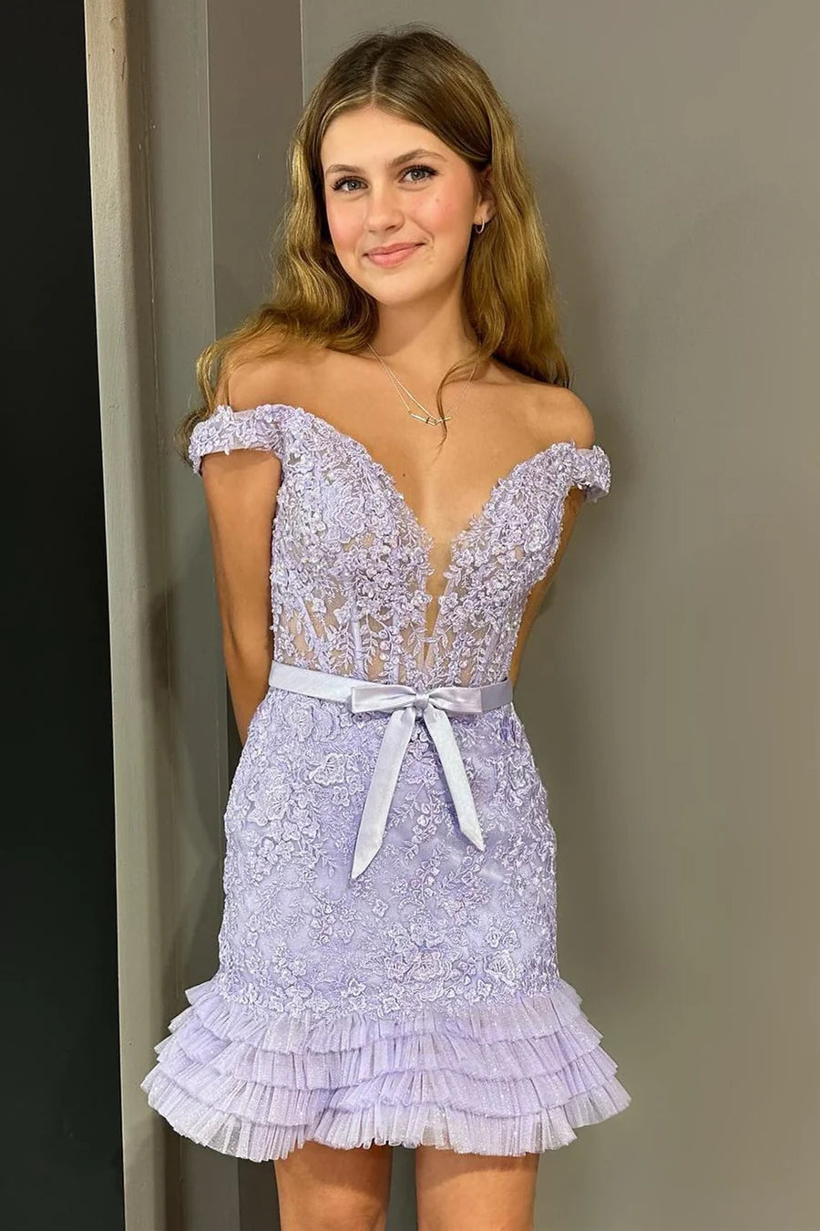 Robe de soirée courte en dentelle à épaules dénudées et à volants