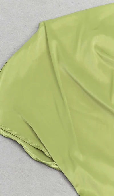 Vestido de fiesta de satén con un solo hombro y abertura