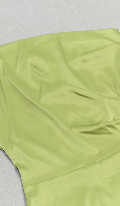 Vestido de fiesta de satén con un solo hombro y abertura