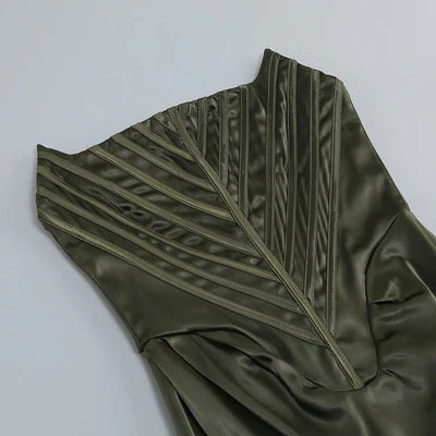 Vestido de fiesta largo de satén con abertura y sin tirantes y hombros descubiertos