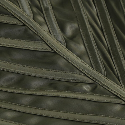 Vestido de fiesta largo de satén con abertura y sin tirantes y hombros descubiertos