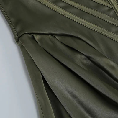 Vestido de fiesta largo de satén con abertura y sin tirantes y hombros descubiertos