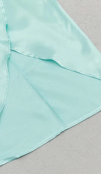 Vestido de fiesta de satén con cordones y escote en V profundo