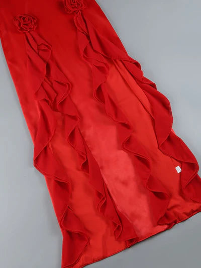 Vestido de fiesta con corsé de encaje y satén rojo con hombros descubiertos y volantes y abertura