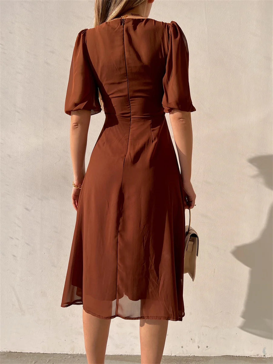 Robe de bal trapèze à manches bouffantes et fente latérale