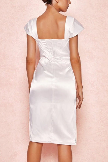 Robe en satin à épaules dénudées et fente latérale