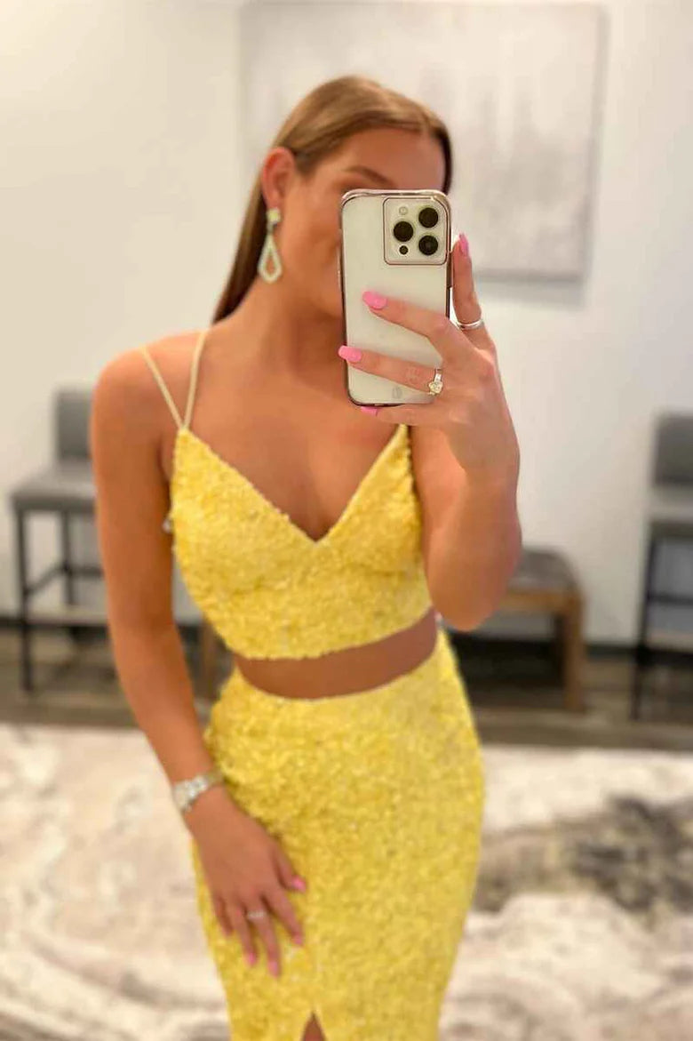 Robe de bal longue en deux pièces à bretelles spaghetti et dos nu, avec paillettes et fente