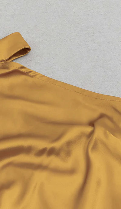 Robe de bal en satin et dentelle à épaules dénudées et dos nu