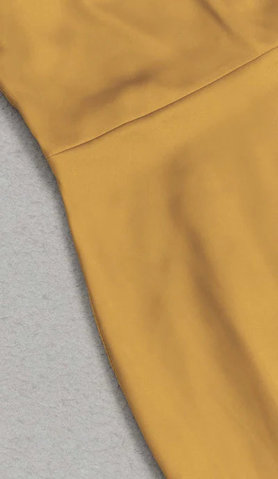 Robe de bal en satin et dentelle à épaules dénudées et dos nu