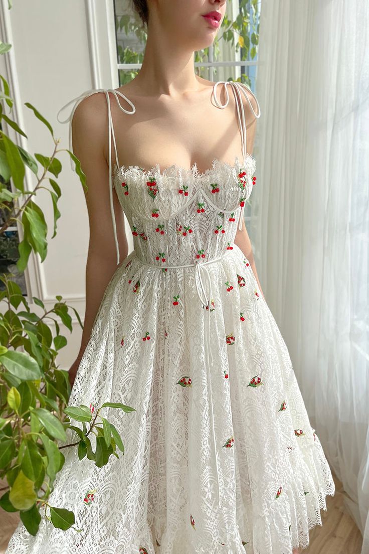 Robe de bal trapèze en dentelle transparente avec bretelles spaghetti et appliques