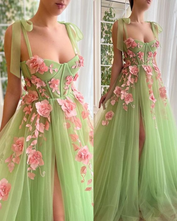 Robe de bal trapèze en tulle avec décolleté en cœur et fente