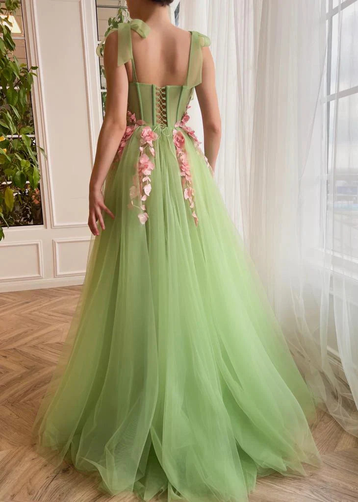 Robe de bal trapèze en tulle avec décolleté en cœur et fente