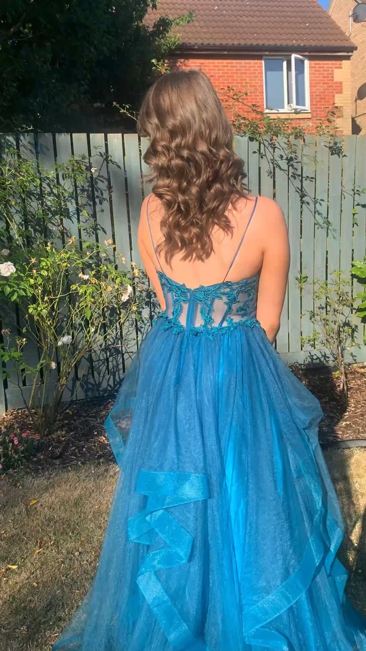 Robe de bal longue en tulle et dentelle, coupe trapèze, bretelles spaghetti, col en V