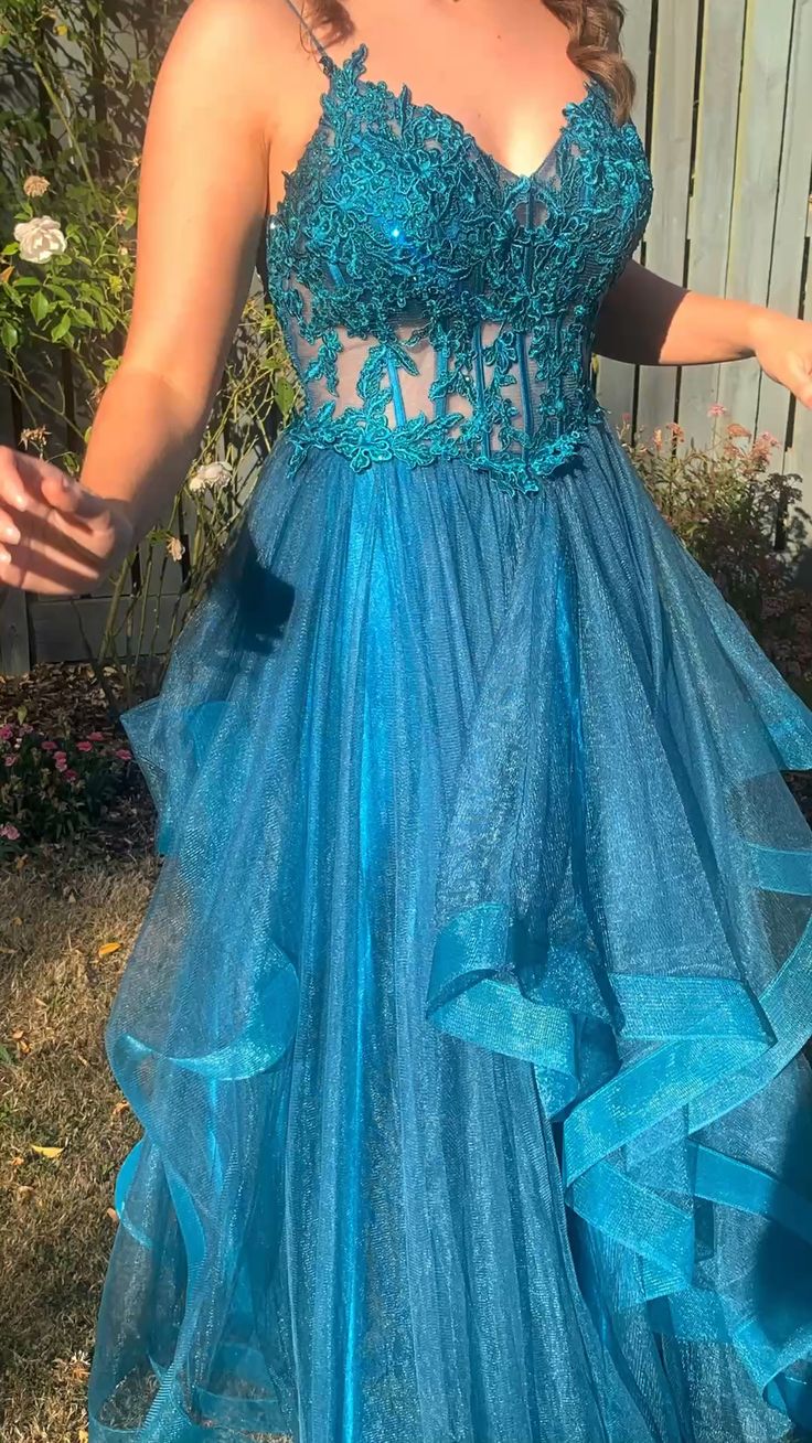 Robe de bal longue en tulle et dentelle, coupe trapèze, bretelles spaghetti, col en V