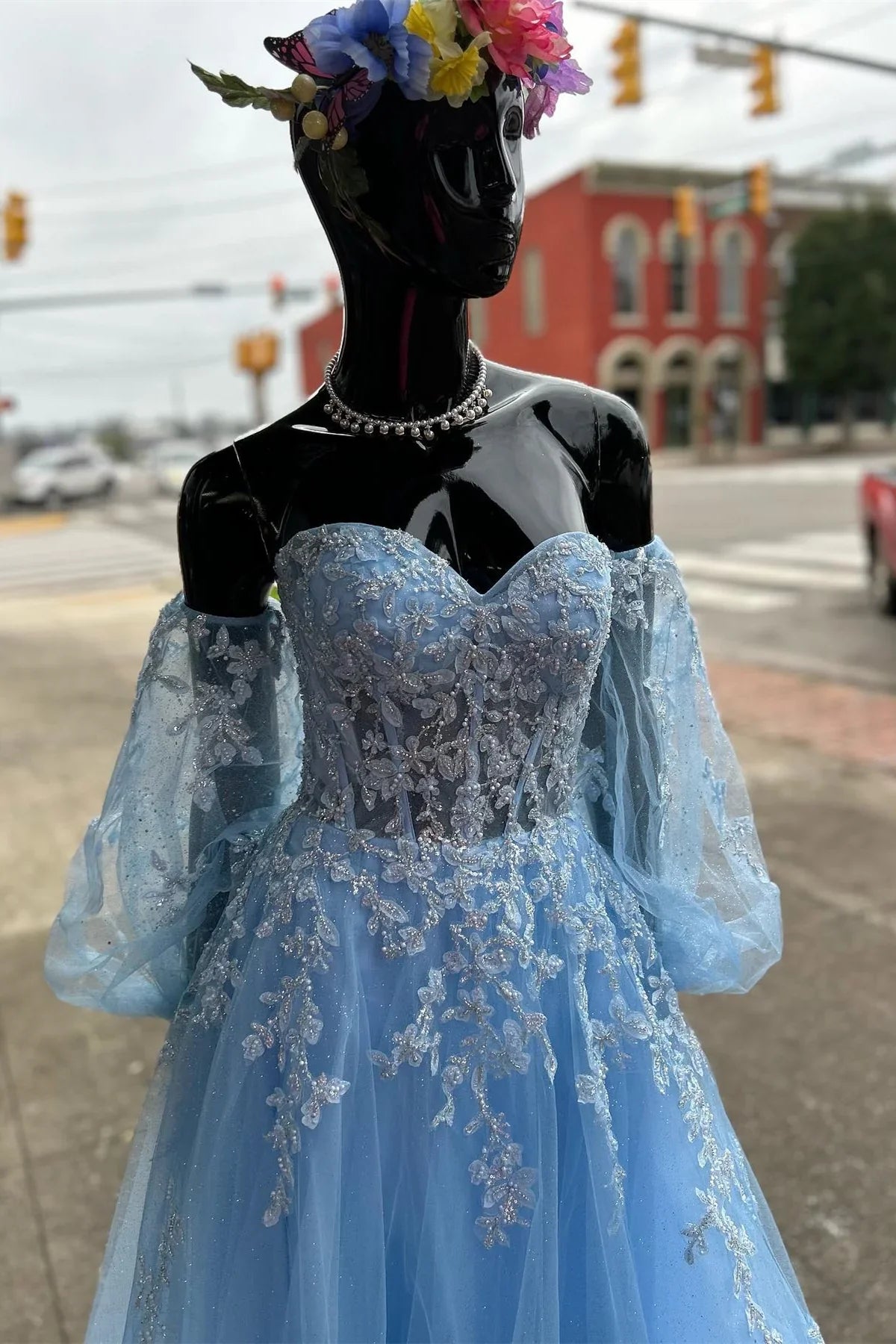 Robe de bal trapèze en dentelle florale avec décolleté en cœur et manches