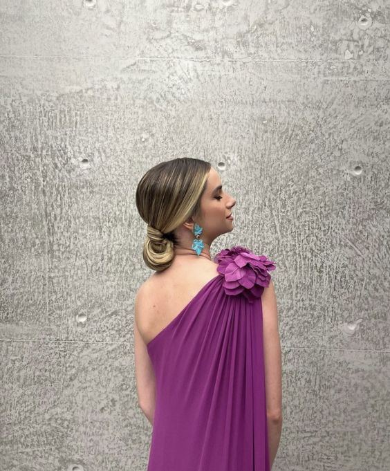 Robe de bal longue à volants en mousseline à une épaule