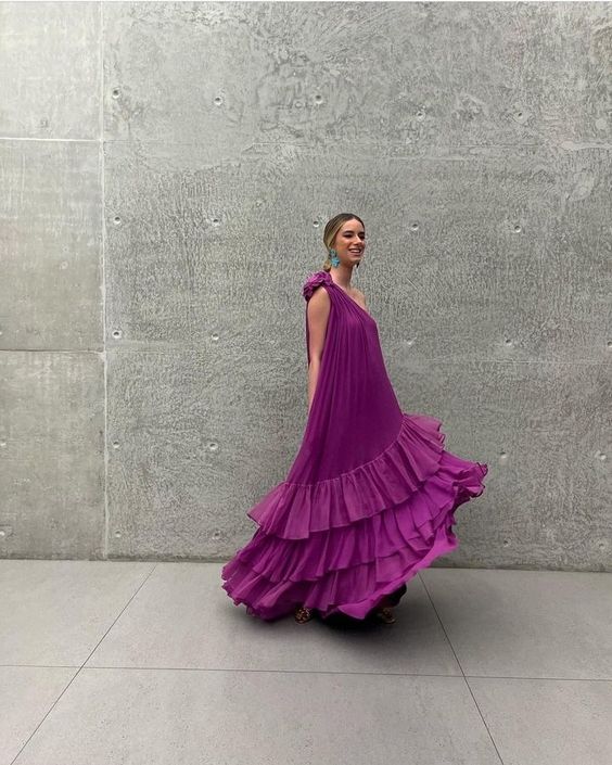 Robe de bal longue à volants en mousseline à une épaule