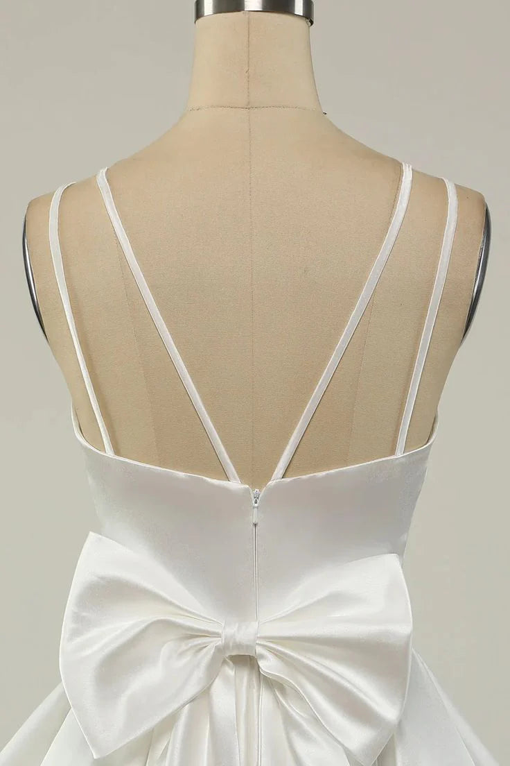 Vestido corto de satén con tirantes dobles para fiesta de bienvenida