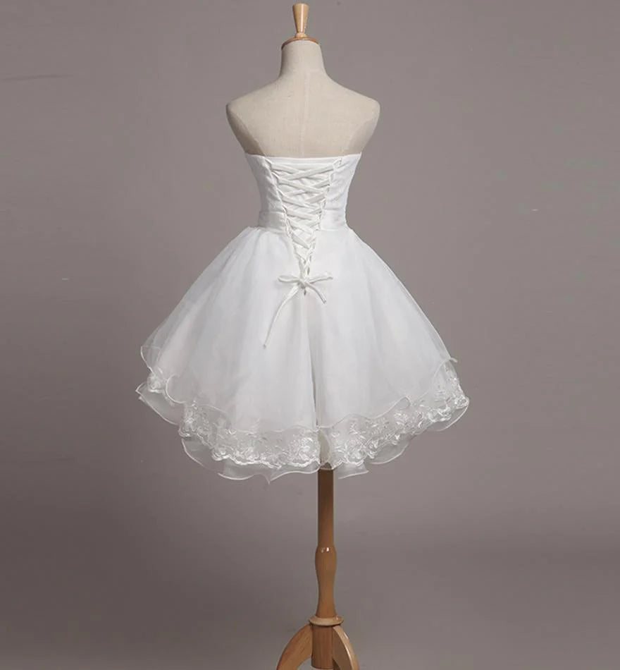 Robe de soirée courte sans bretelles à plusieurs couches