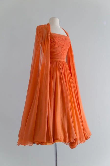 Robe de bal à col carré en A avec manches volantées et dos nu