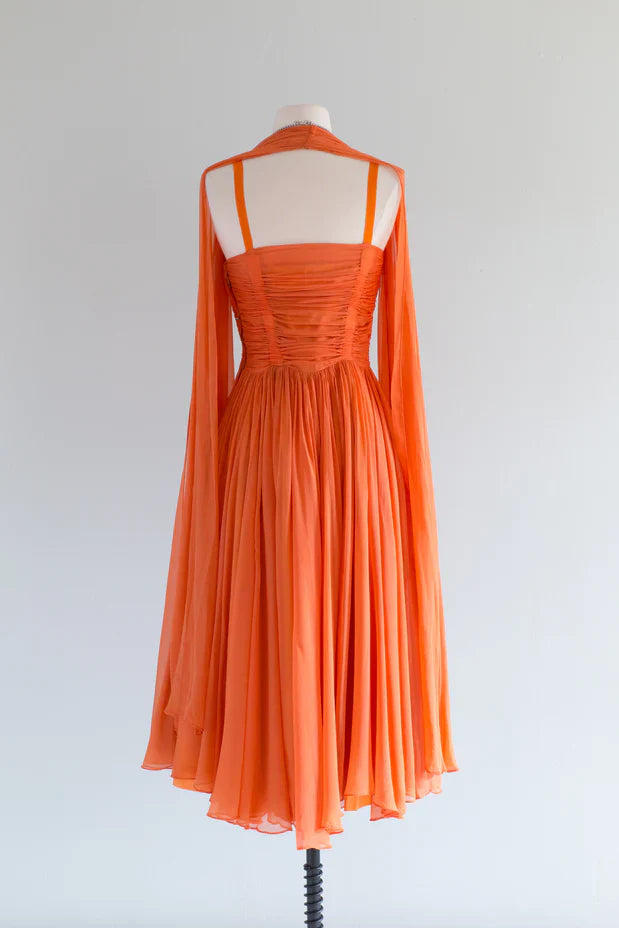 Robe de bal à col carré en A avec manches volantées et dos nu