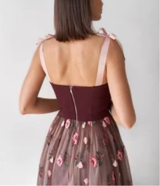 Vestidos de noche elegantes de fiesta con cordones y sin tirantes de corte A