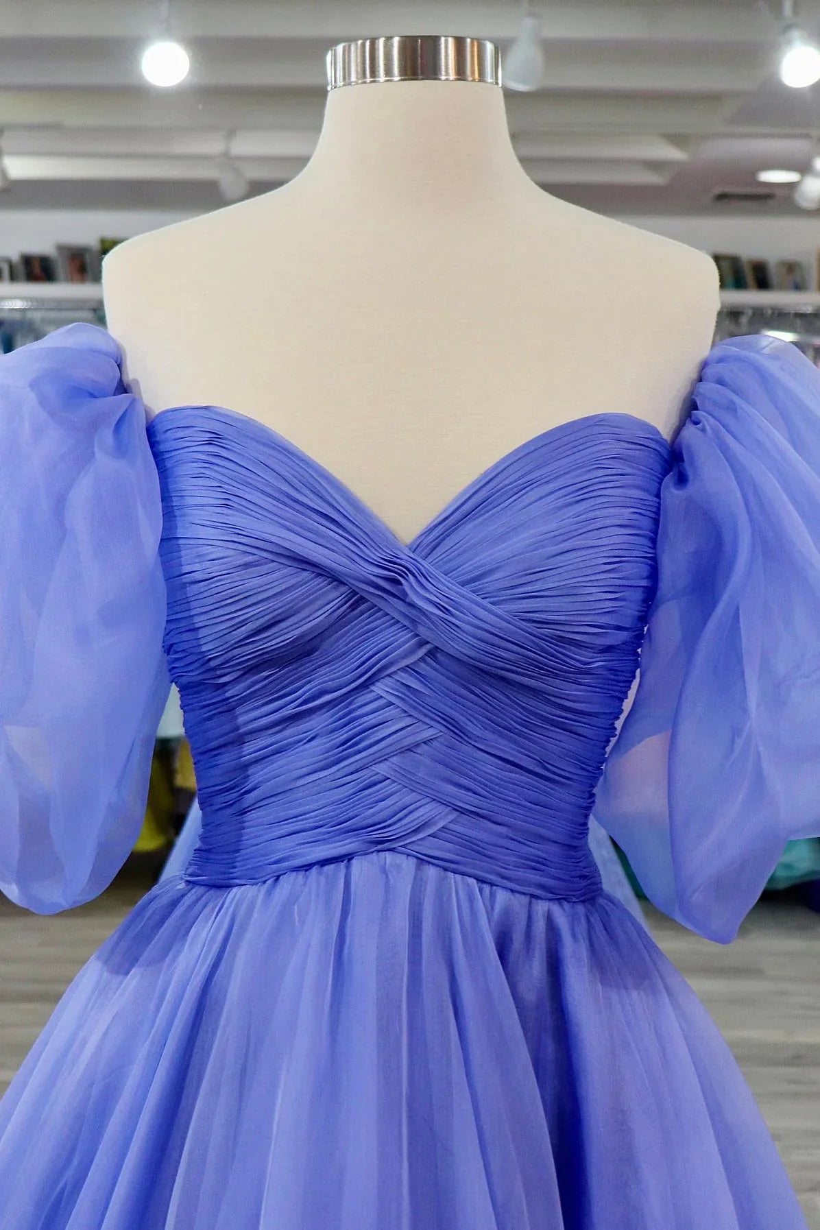 Robe de bal trapèze en tulle plissé à manches bouffantes et épaules dénudées