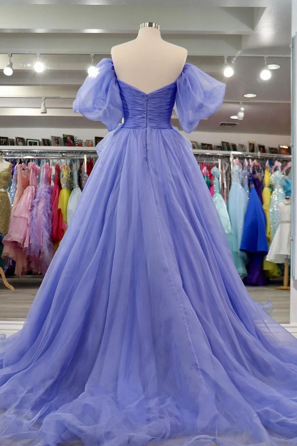 Robe de bal trapèze en tulle plissé à manches bouffantes et épaules dénudées