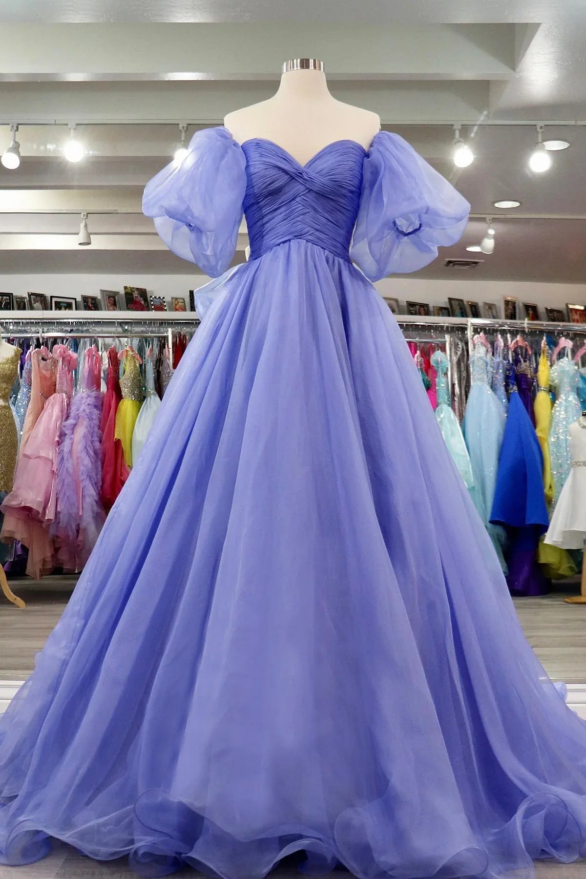 Robe de bal trapèze en tulle plissé à manches bouffantes et épaules dénudées