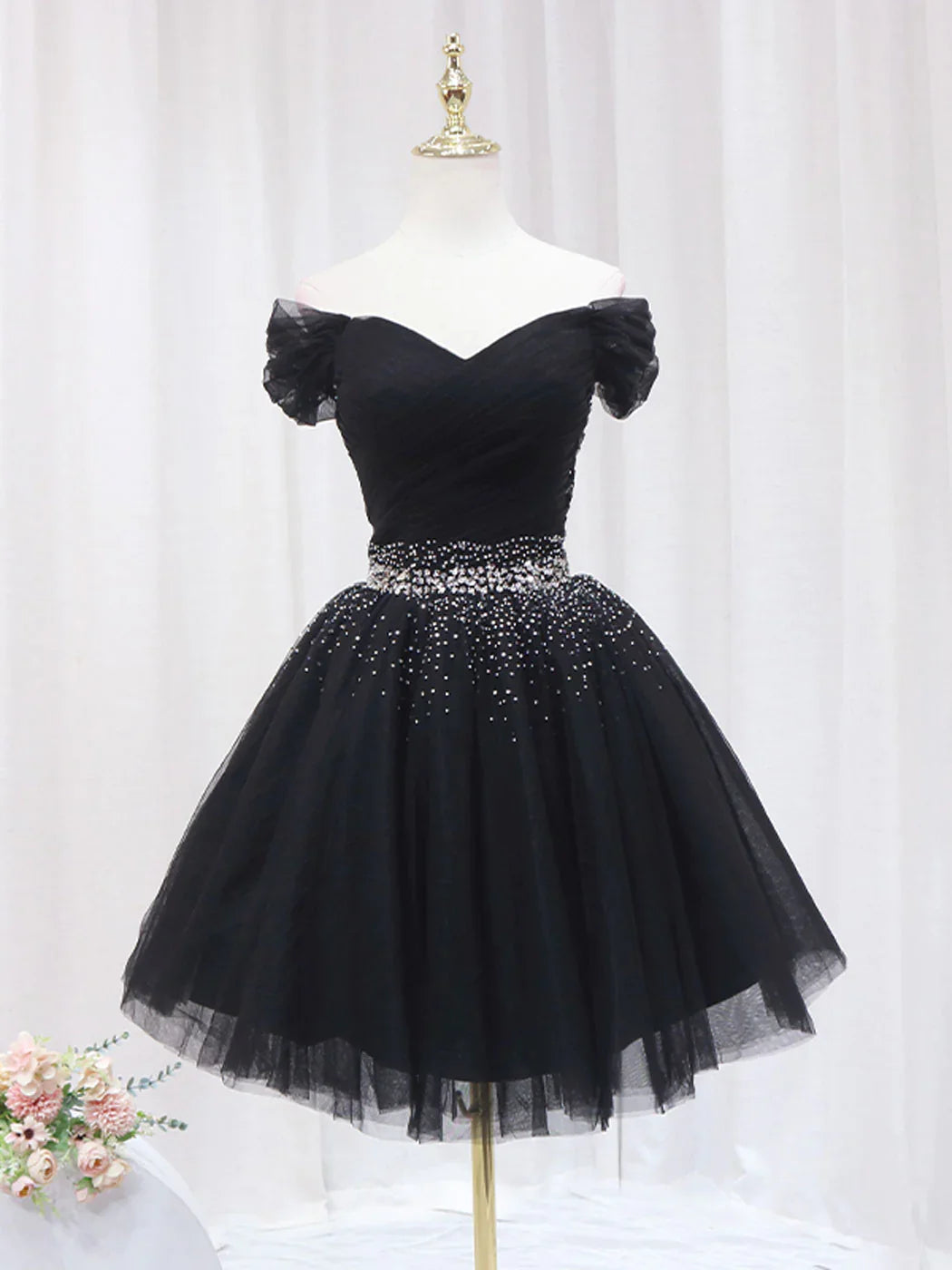 Robe de bal courte en tulle à paillettes et épaules dénudées