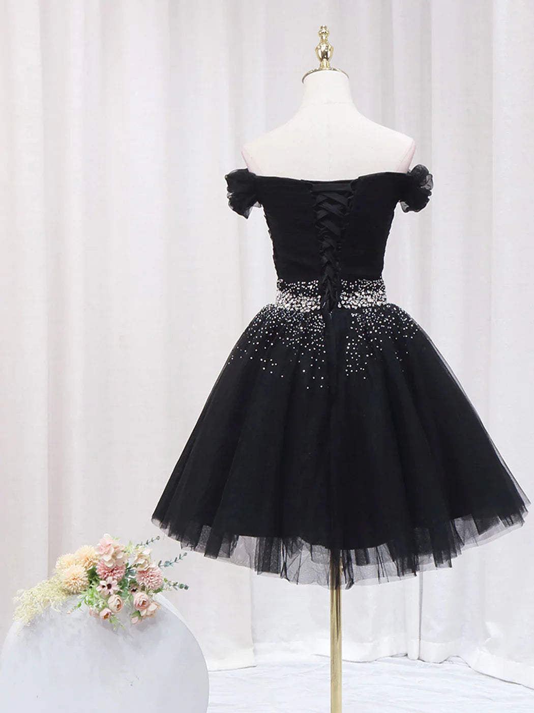 Robe de bal courte en tulle à paillettes et épaules dénudées