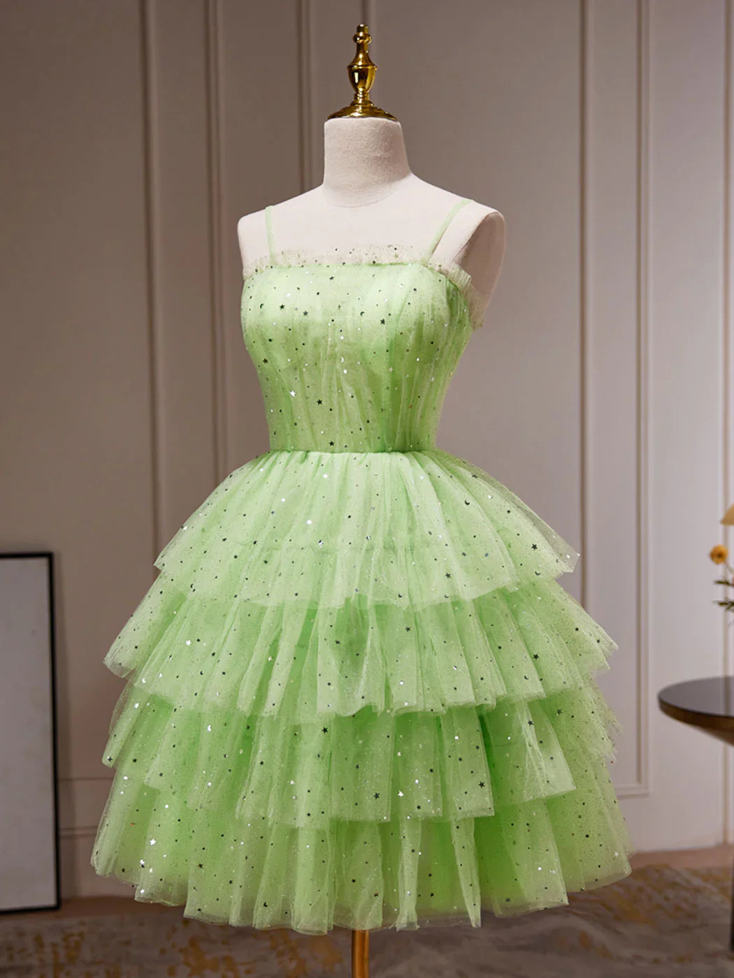 Robe de bal courte trapèze en tulle à bretelles spaghetti