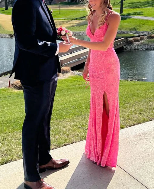 Robe de bal scintillante à bretelles spaghetti et fente