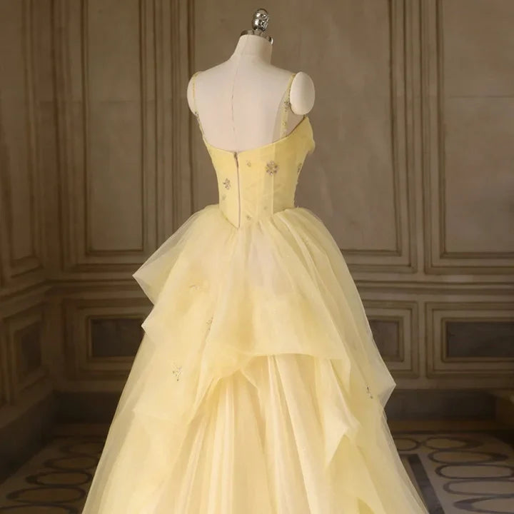 Robe de bal longue en tulle à bretelles spaghetti et coupe trapèze