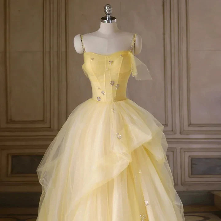 Robe de bal longue en tulle à bretelles spaghetti et coupe trapèze