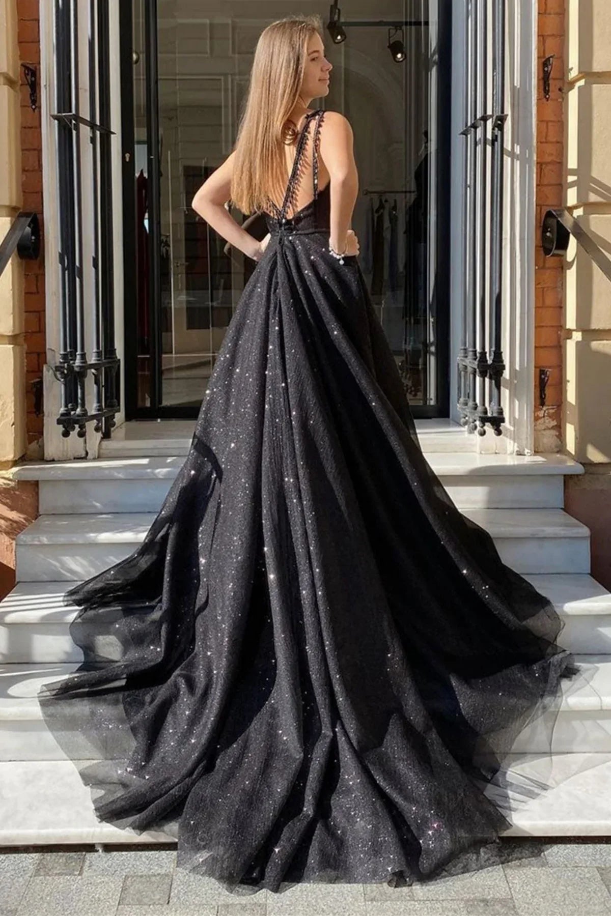 Robe de bal longue en tulle brillant, col en V, dos nu, avec fente haute