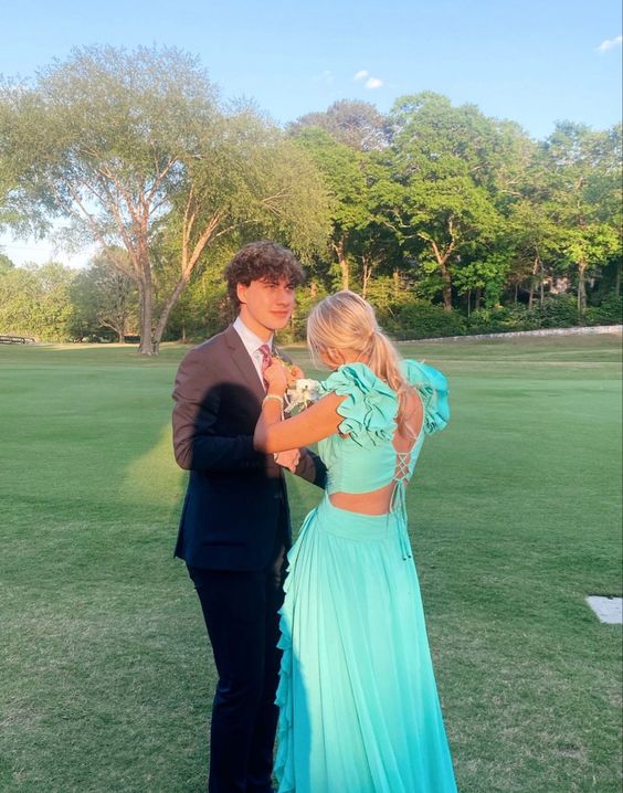 Robe de bal trapèze à décolleté en V profond et dos nu avec lacets