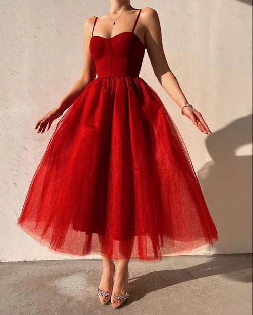 Robe de bal élégante en tulle à bretelles spaghetti et coupe trapèze, longueur cheville