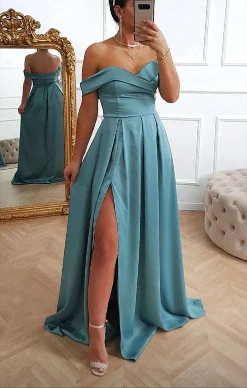 Robe de bal à épaules dénudées et fente