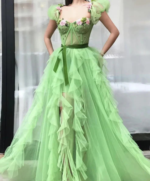 Robe de bal en tulle à volants et décolleté en cœur